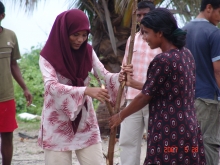 Beach clean up Noonu Atoll women