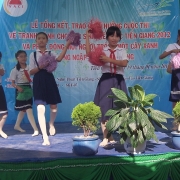 Art performance by school kids at awarding ceremony of mangroves painting contest