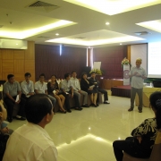 Trainer Le Dai Tri facilitating the training workshop 