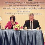 Suthiluck Raviwan, Director-General of DMCR and Dr. Chamniern Vorratnchaiphan of IUCN Asia sign the MOU