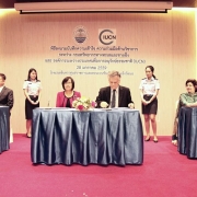 From left to right: Sakda Wichiansin, Deputy Director-General of DMCR; Suthiluck Raviwan, Director-General of DMCR; Dr. Chamniern Vorratnchaiphan, Country Representative of IUCN Asia; Aban Marker Kabraji, Regional Director, IUCN Asia; and Petch Manopawitr, Deputy Southeast Asia Group