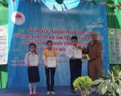 Abbot of Phu Thoi Pagoda presenting awards to third prize winners of mangroves painting contest