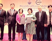 From left to right: Sakda Wichiansin, Deputy Director-General of DMCR; Suthiluck Raviwan, Director-General of DMCR; Dr. Chamniern Vorratnchaiphan, Country Representative of IUCN Asia; Aban Marker Kabraji, Regional Director, IUCN Asia; and Petch Manopawitr, Deputy Southeast Asia Group 