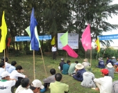 Prof. Mai Sy Tuan training local people on mangrove planting techniques