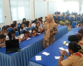 Indra Kertati leads a session for children on gender perspectives at Wonigiri Regency  