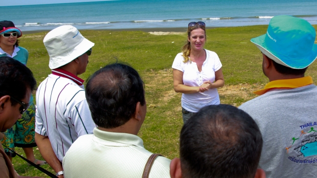 A volunteer from Andaman Discoveries give an overview about the coastal conservation in Ban Ta Lay Nok and adjacent areas in Kuraburi to the delegates from Sri Lanka. 