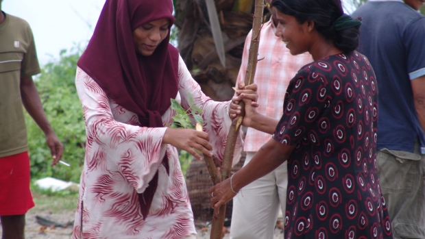 Beach clean up Noonu Atoll women