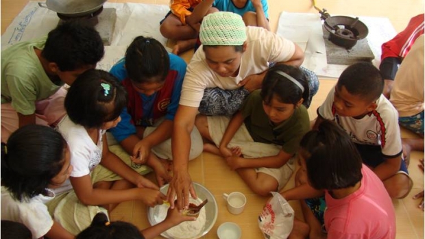 Teaching children how to process local food from mangrove