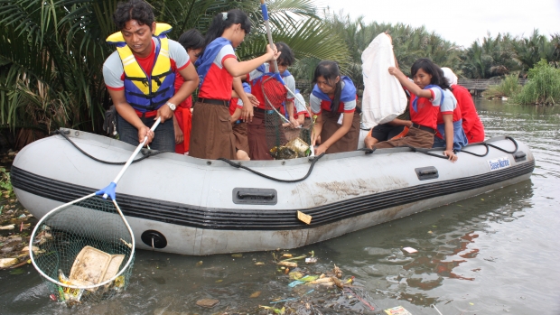 Clean up action by school students facilitated by JGM at Jakarta project site