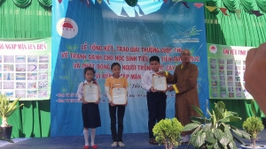 Abbot of Phu Thoi Pagoda presenting awards to third prize winners of mangroves painting contest