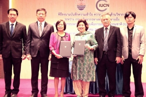 From left to right: Sakda Wichiansin, Deputy Director-General of DMCR; Suthiluck Raviwan, Director-General of DMCR; Dr. Chamniern Vorratnchaiphan, Country Representative of IUCN Asia; Aban Marker Kabraji, Regional Director, IUCN Asia; and Petch Manopawitr, Deputy Southeast Asia Group 