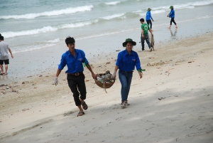 Volunteers collecting rubbishes on the beach, Co To island