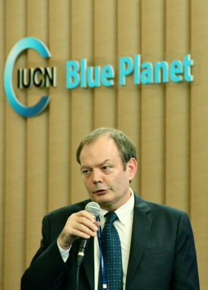 Dr Don Macintosh introduces the workshop on building coastal resilience at the Blue Planet Pavilion, WCC