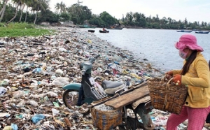 Solid waste on Sa Ky Beach in central Quang Ngai Province.Lack of a proper mechanism prevents the PPP model from helping Viet Nam improve the marine and coastal environment