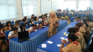 Indra Kertati leads a session for children on gender perspectives at Wonigiri Regency  