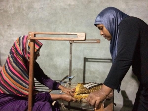 Leena (right) trains others in advanced mat weaving