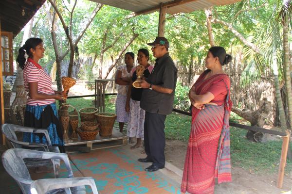Jayaseeli Gallage speaking with a handcraft artisan